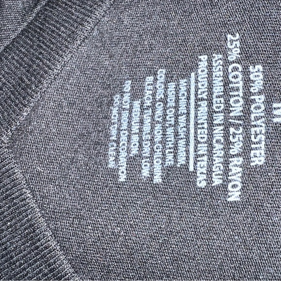 Adorable stocking T-shirt bright colors. Excellent quality Vnext short sleeve - Picture 3 of 3